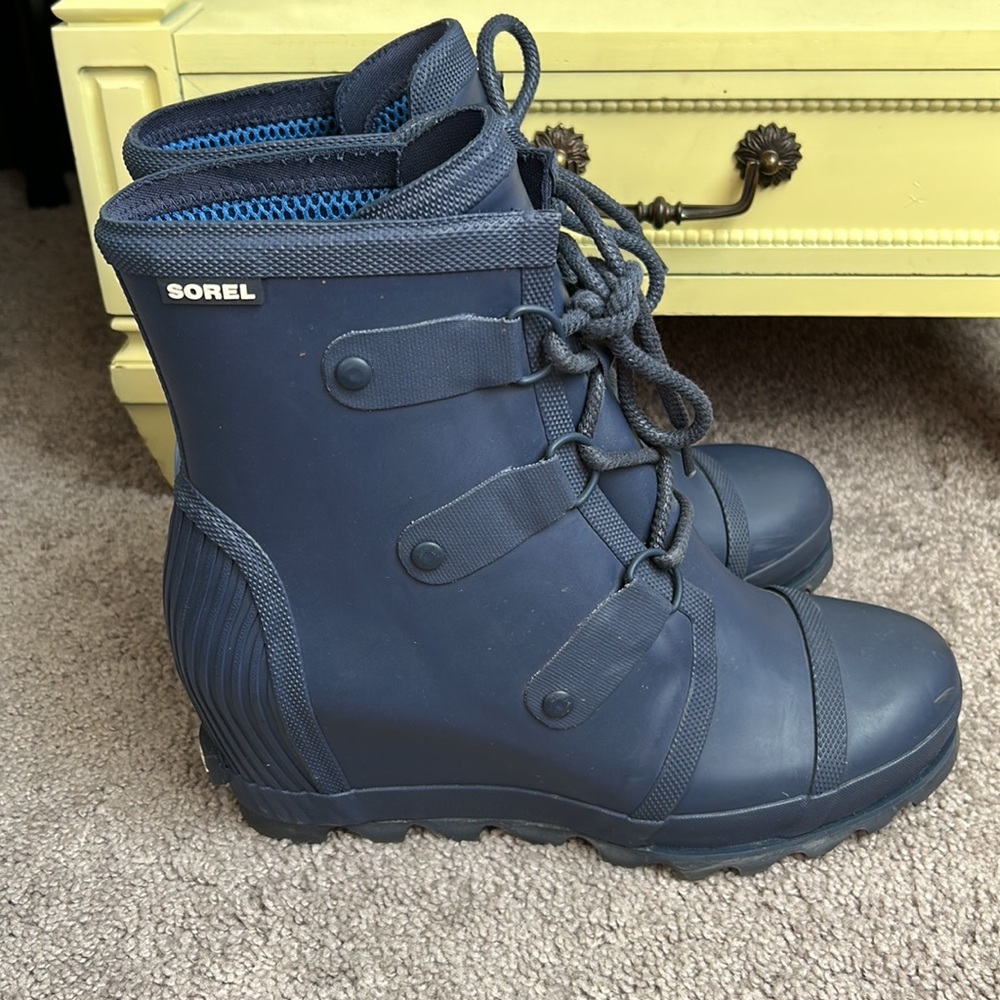 Sorel Joan of Artic Waterproof Wedge Boots in Navy. Women’s 10.5. EUC